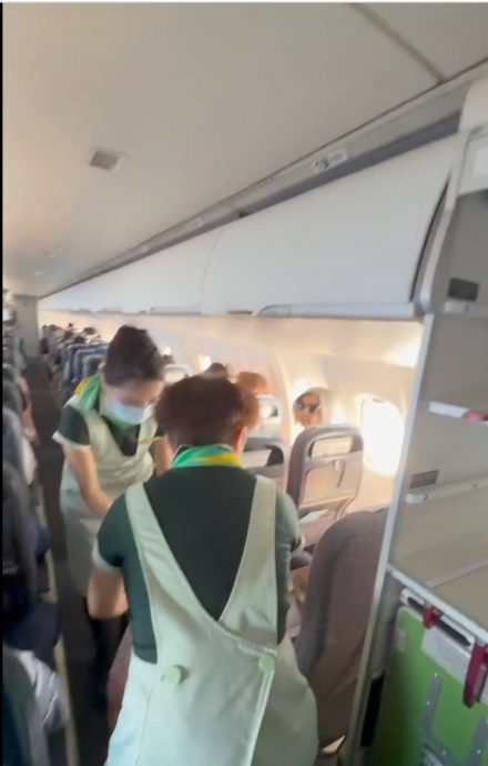 律师搭机噩梦！邻座乘客连吃7便当 边吃边吐还扔食物