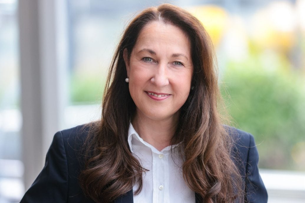 德国候任市长遇袭后脱离生命危险 称遭17岁养女持刀捅伤