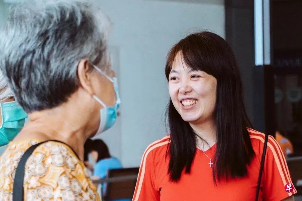 必下/全国：暖势力：辞教师铁饭碗  狮城女子只为暖人心