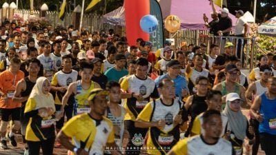 怡市厅低碳日半马赛  2500人开跑场面浩大