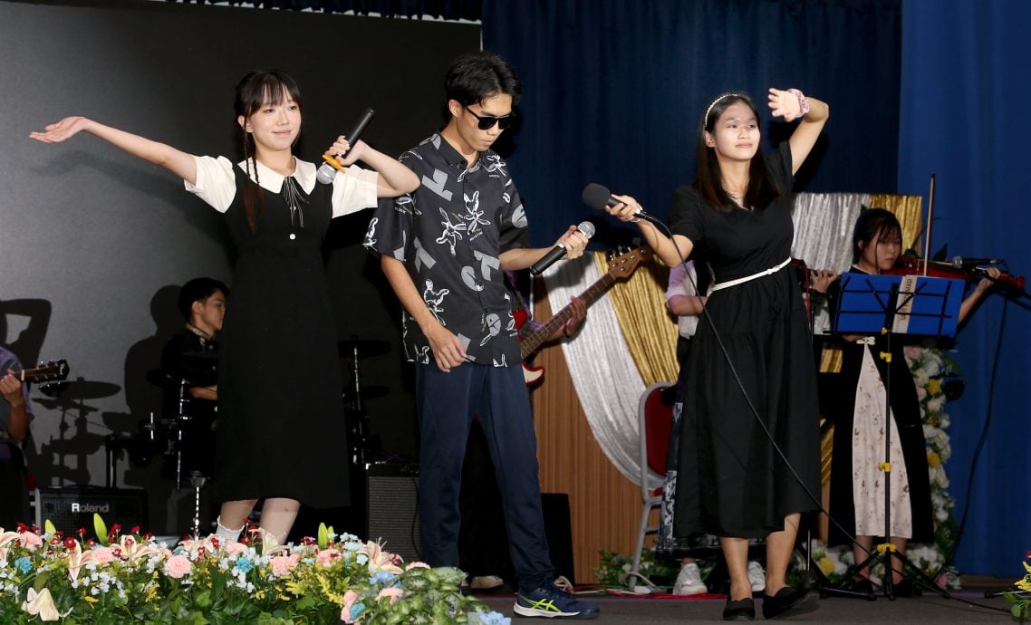 怡师范学院中秋晚会 各族跳舞吟诗团结互重