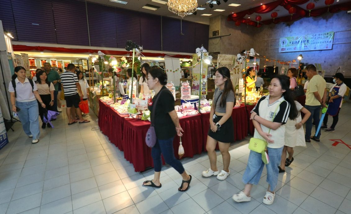 怡斗母宫竖立48尺槟榔树与上高灯 九皇爷诞宣告启幕