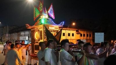 怡斗母宫首日“接神回宫” 为九皇圣诞庆典揭序幕
