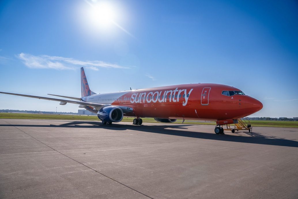 怪男大喊“飞机要坠毁”航班急改降