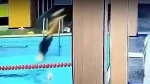 悲剧!浅水区为女儿示范跳水 男子颈椎断裂5天后不治