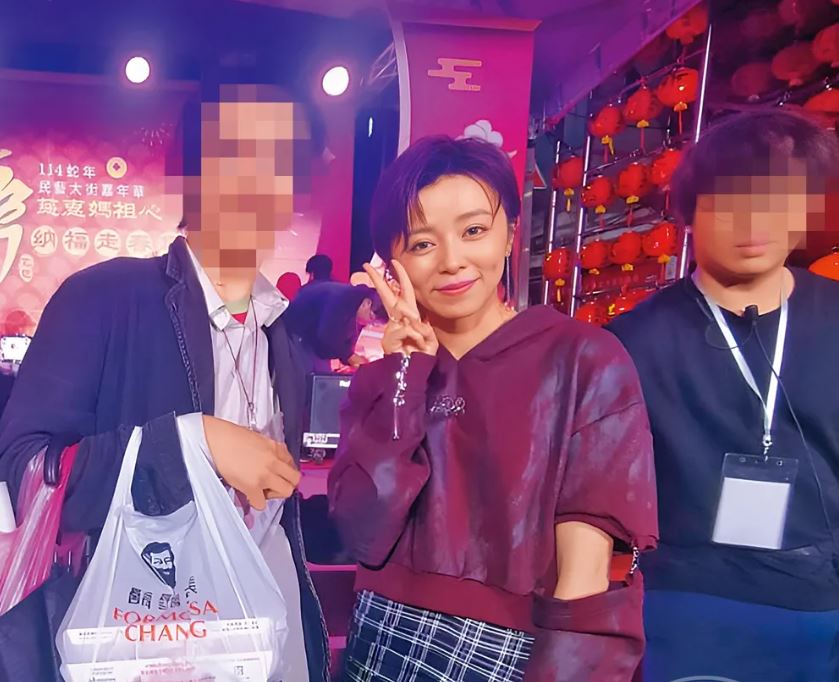 惊!王瞳遭狂粉恐吓威胁 男子闯电视台呛:打死她去陪艾成