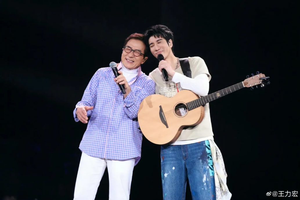 成龙嘴对嘴亲王力宏 粉丝抗议喊：辣眼睛！