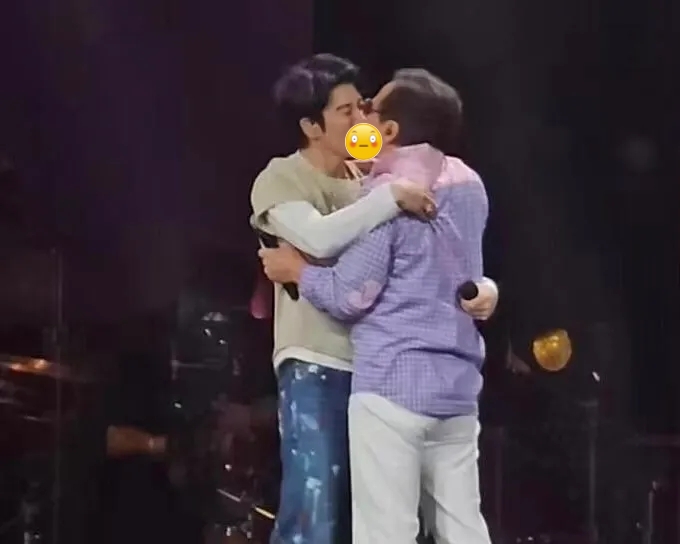 成龙嘴对嘴亲王力宏 粉丝抗议喊：辣眼睛！