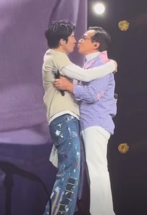 成龙嘴对嘴亲王力宏 粉丝抗议喊：辣眼睛！