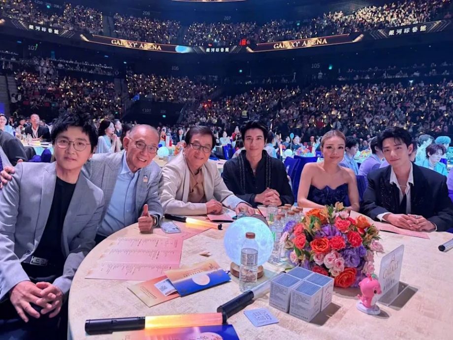 成龙抚摸容祖儿香肩 被网骂性骚扰