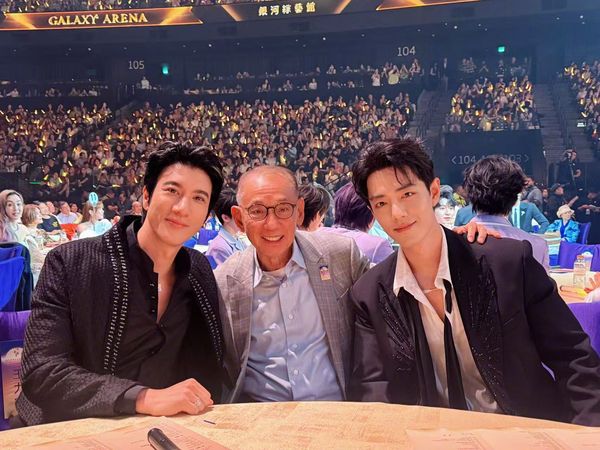 成龙抚摸容祖儿香肩 被网骂性骚扰