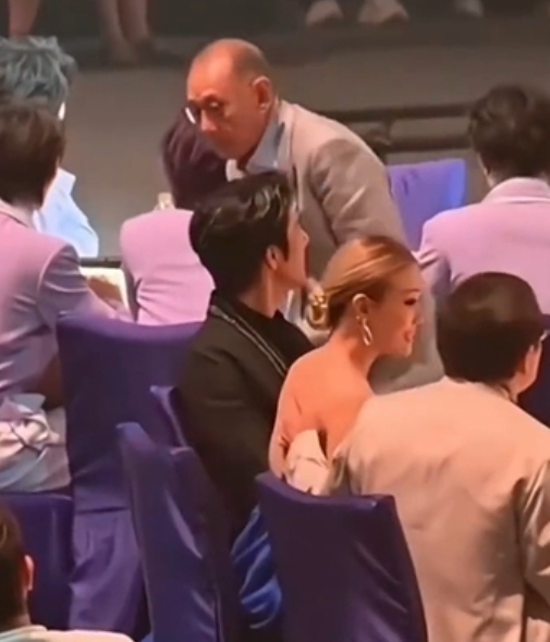 成龙抚摸容祖儿香肩 被网骂性骚扰