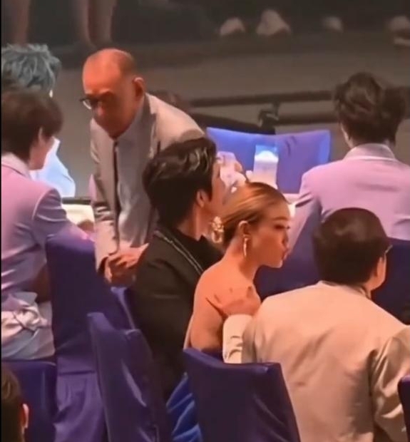 成龙抚摸容祖儿香肩 被网骂性骚扰