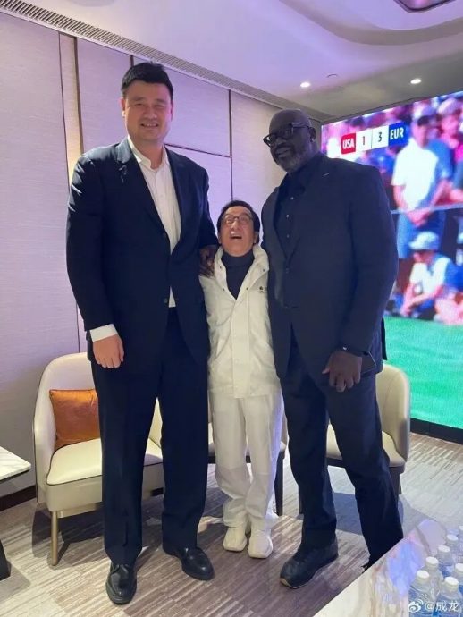 成龙携两大球星合照　与贝克汉姆变“迷你手办”