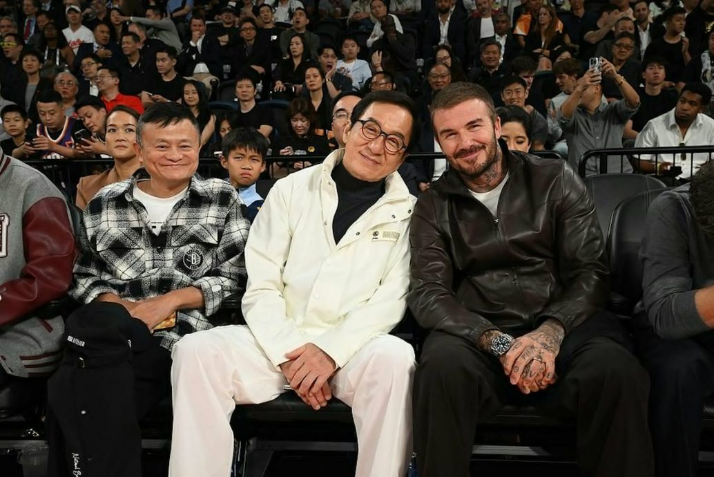 成龙携两大球星合照　与贝克汉姆变“迷你手办”