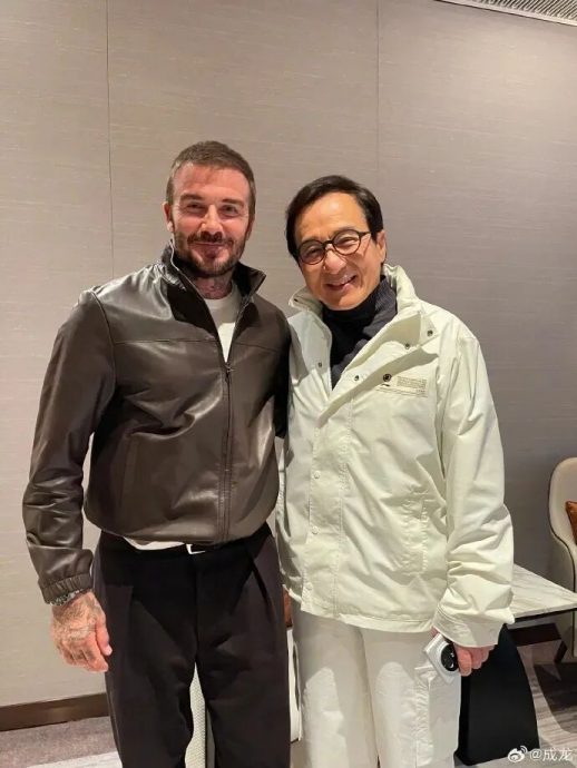 成龙携两大球星合照　与贝克汉姆变“迷你手办”
