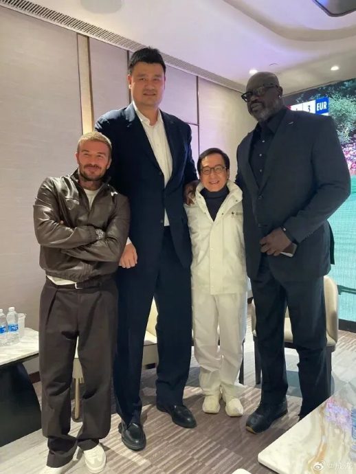 成龙携两大球星合照　与贝克汉姆变“迷你手办”