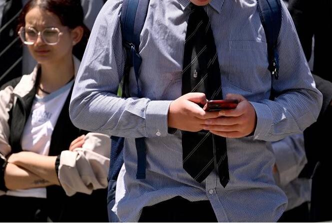 手机刷不停危害身心｜日本一城市条例限每天休闲使用手机2小时