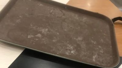 托盘泛白点还有污渍！ KLIA 2食肆卫生惹人诟病