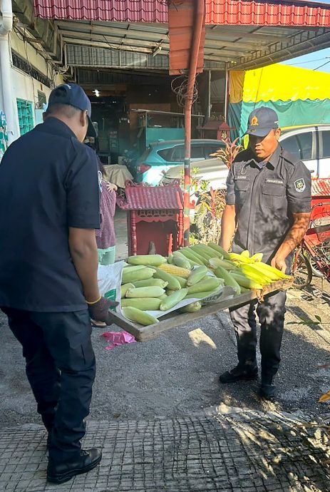 执法员直击巴占巴刹外围 取缔无牌小贩开35罚单