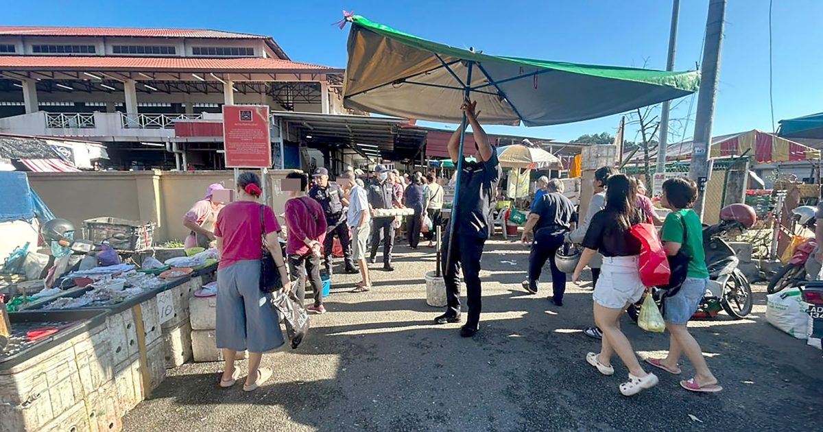 执法员直击巴占巴刹外围 取缔无牌小贩开35罚单