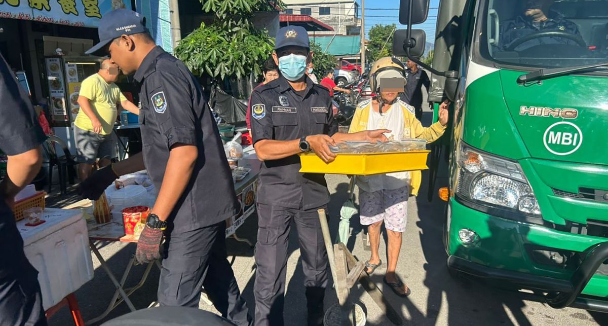 执法员直击巴占巴刹外围 取缔无牌小贩开35罚单