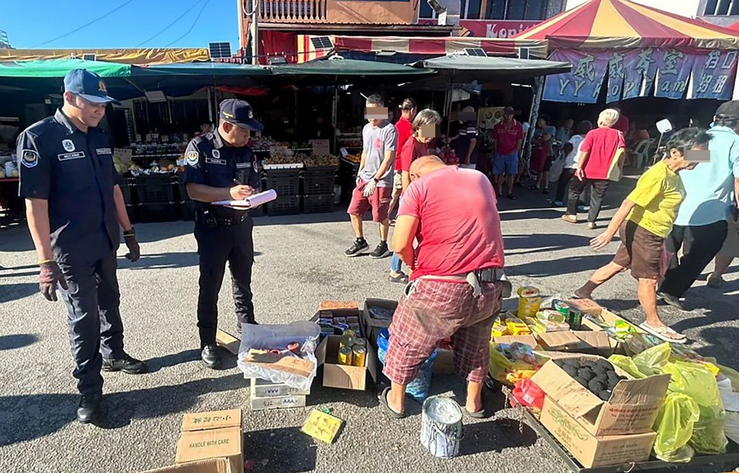 执法员直击巴占巴刹外围 取缔无牌小贩开35罚单