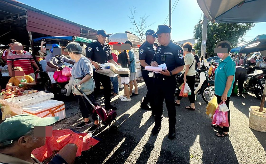 执法员直击巴占巴刹外围 取缔无牌小贩开35罚单
