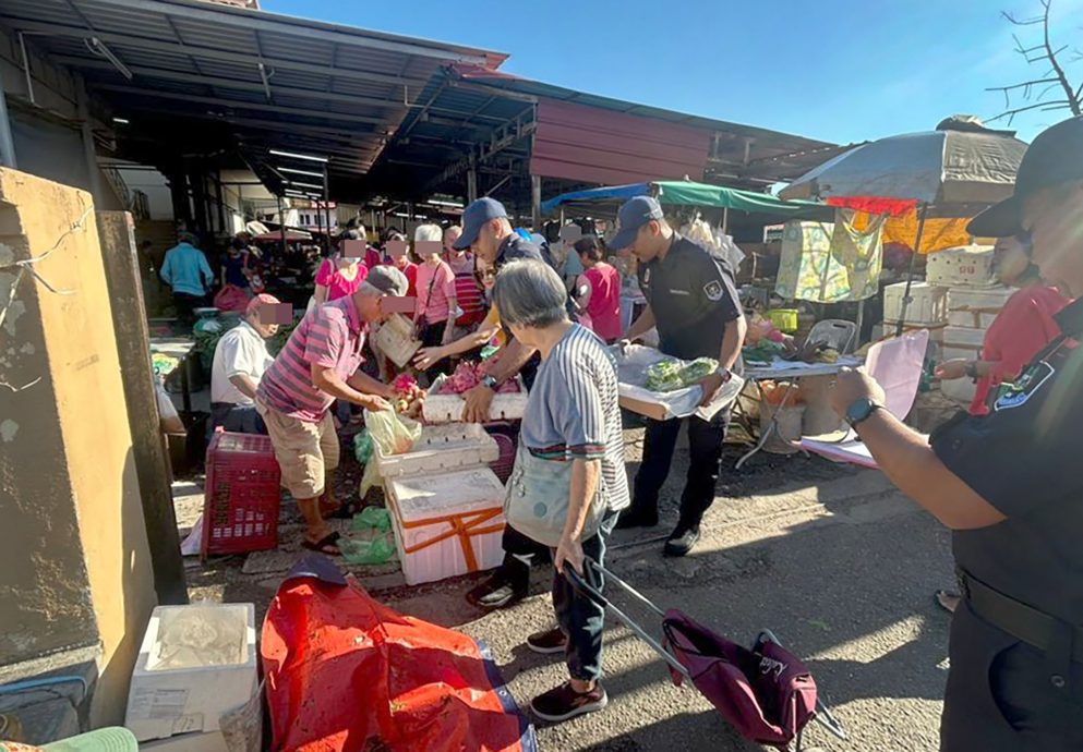 执法员直击巴占巴刹外围 取缔无牌小贩开35罚单