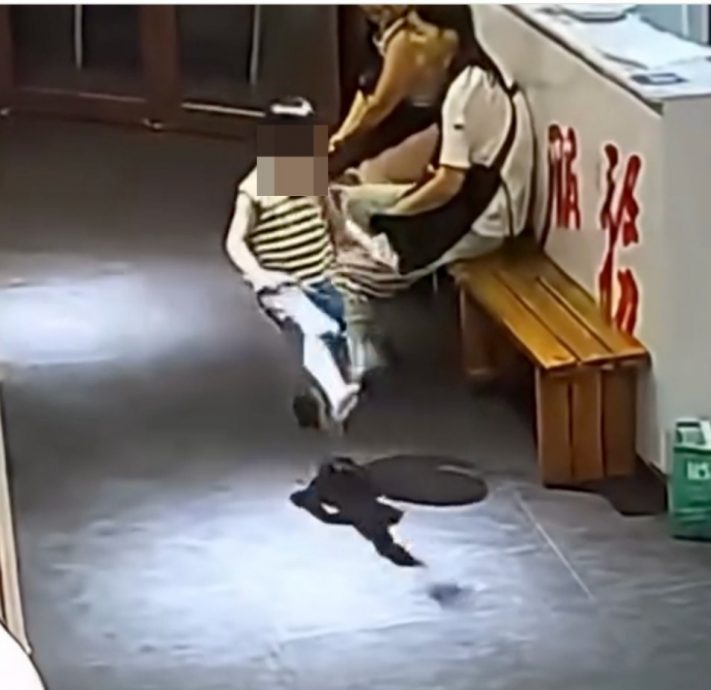 把拖鞋踼进火锅 熊孩子太顽皮吓到食客