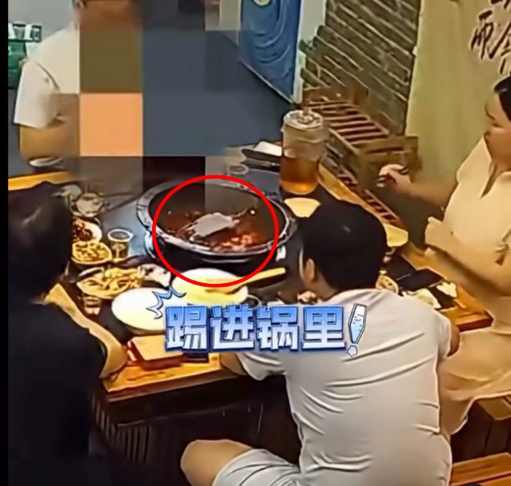 把拖鞋踼进火锅 熊孩子太顽皮吓到食客