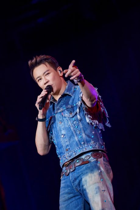 把看台变内场宠大马粉 陶喆绕场握手燃炸