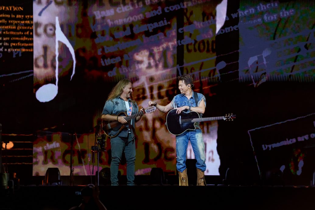 把看台变内场宠大马粉 陶喆绕场握手燃炸