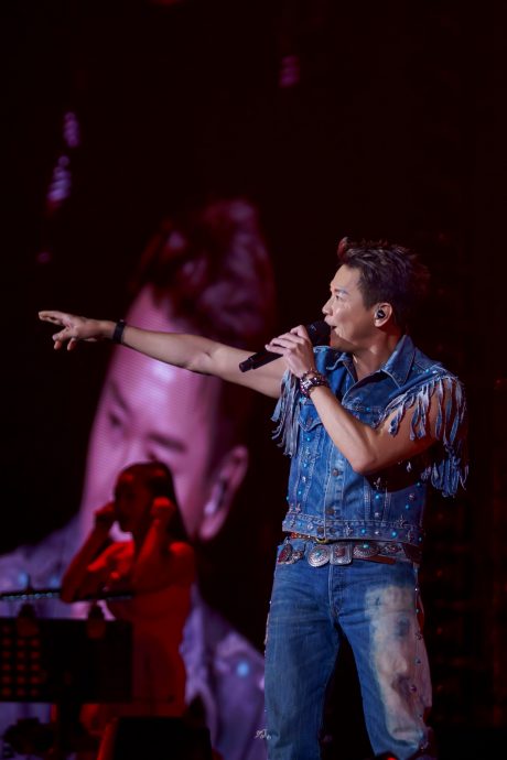 把看台变内场宠大马粉 陶喆绕场握手燃炸