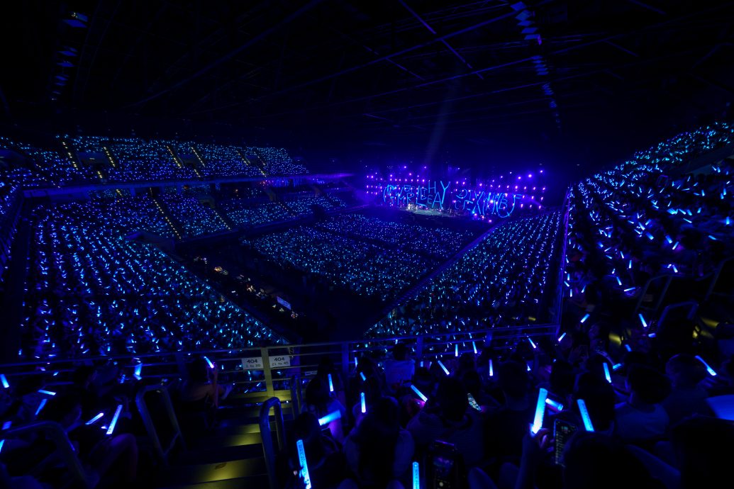 把看台变内场宠大马粉 陶喆绕场握手燃炸