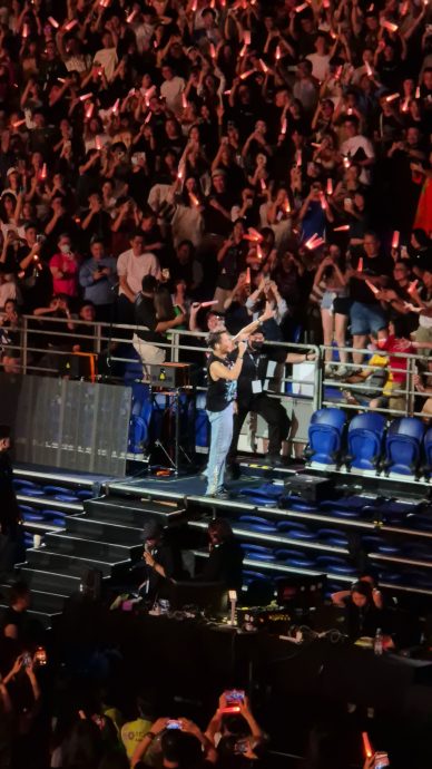 把看台变内场宠大马粉 陶喆绕场握手燃炸