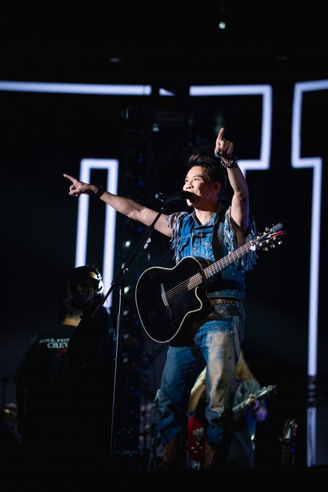 把看台变内场宠大马粉 陶喆绕场握手燃炸