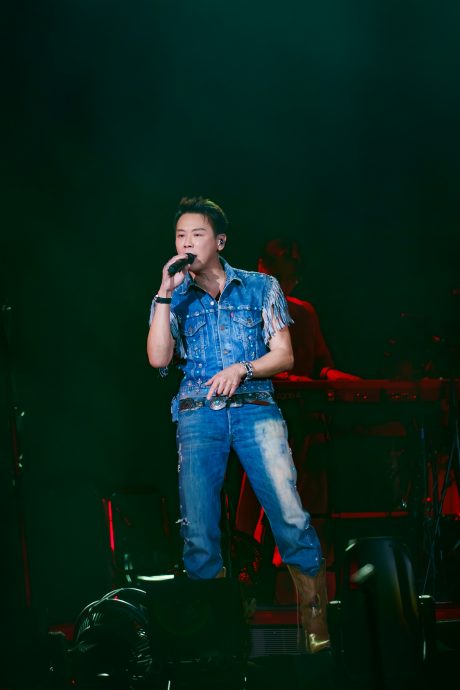 把看台变内场宠大马粉 陶喆绕场握手燃炸