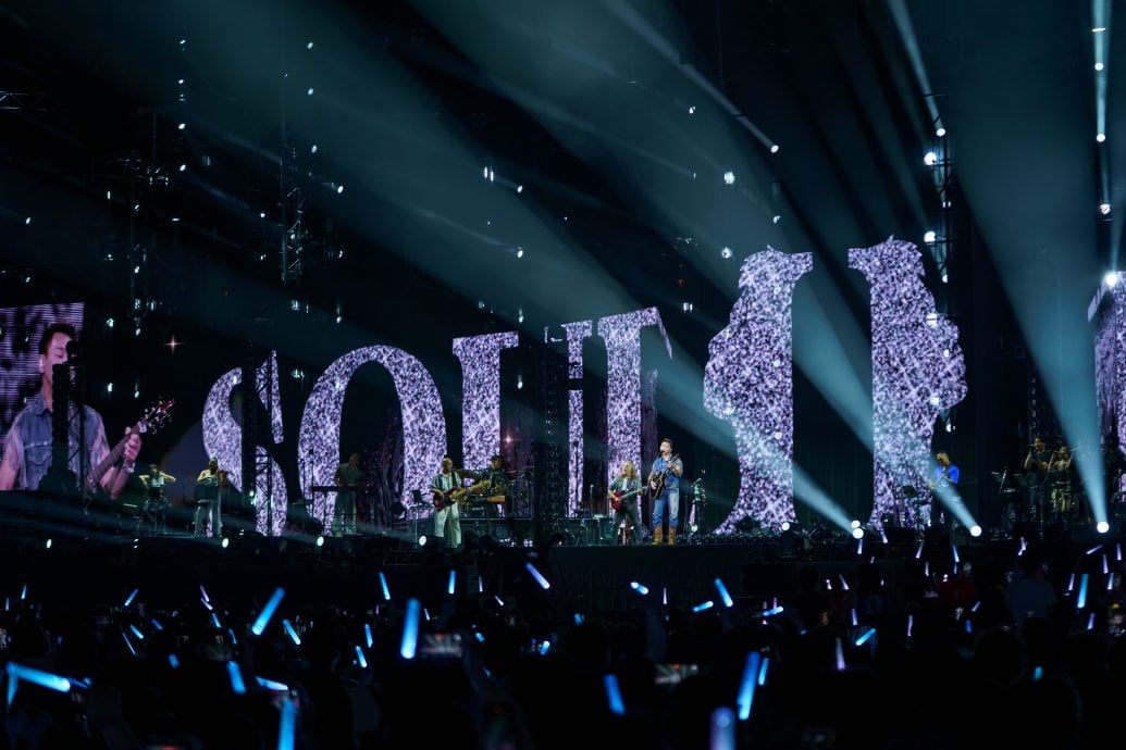 把看台变内场宠大马粉 陶喆绕场握手燃炸