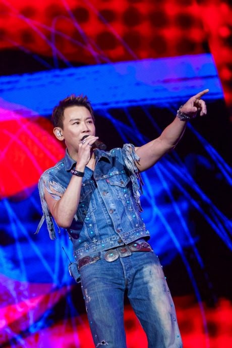 把看台变内场宠大马粉 陶喆绕场握手燃炸