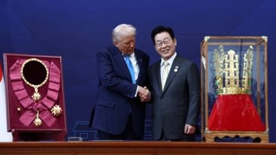 投特朗普所好 韩国赠金色王冠