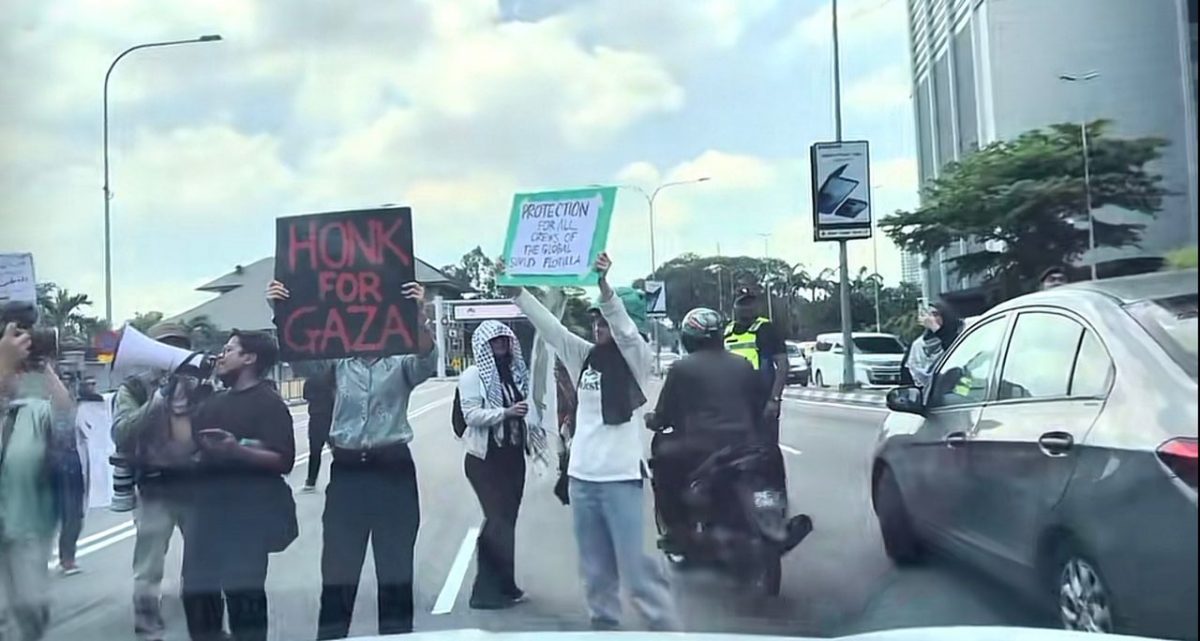 抗议以军拦截援助船 民众美国驻马大使馆前集会