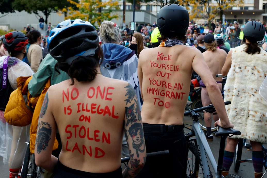 抗议特朗普企图派国民兵进驻 波特兰群众裸骑脚车游行