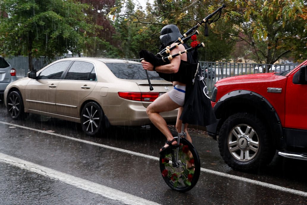 抗议特朗普企图派国民兵进驻 波特兰群众裸骑脚车游行