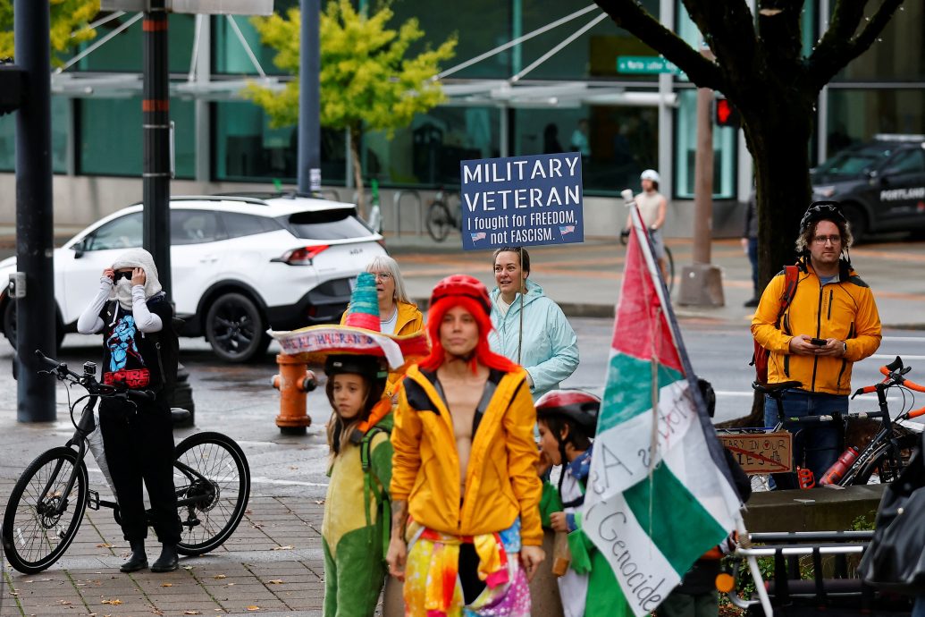 抗议特朗普企图派国民兵进驻 波特兰群众裸骑脚车游行