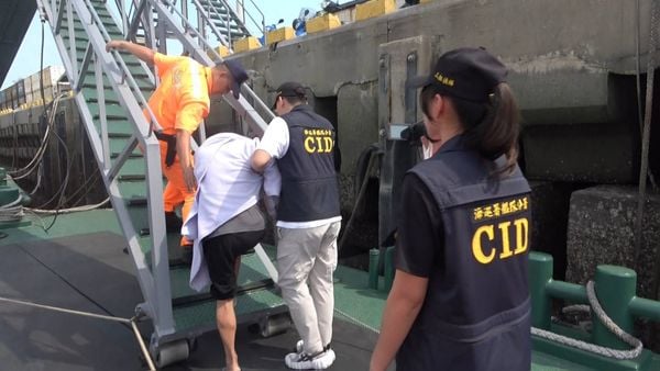 抱浮球漂8小时 大陆男子偷渡金门