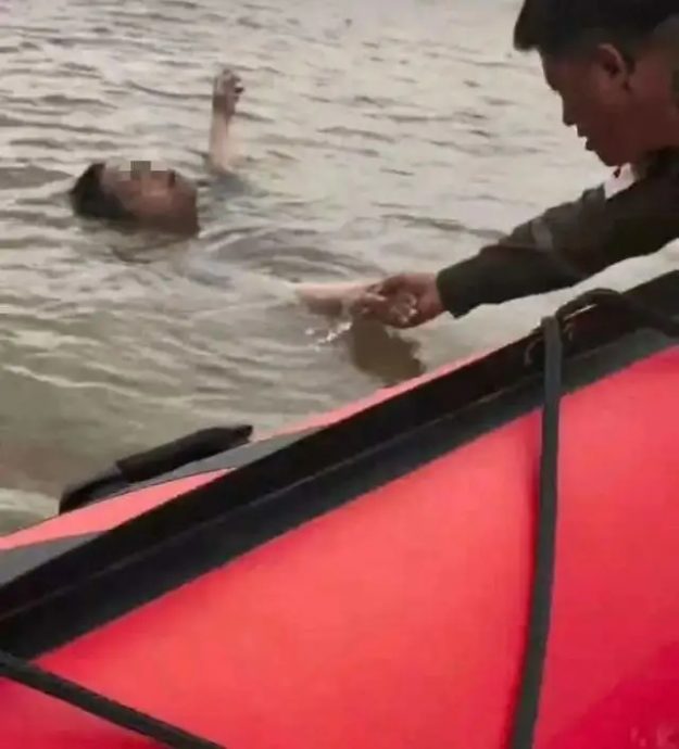 拚图两图)观潮堕钱塘江 大命男漂浮7小时获救