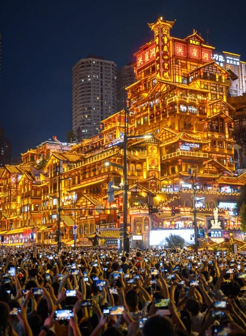 拚盘/中国国庆假期 重庆洪崖洞灯火辉煌人气旺