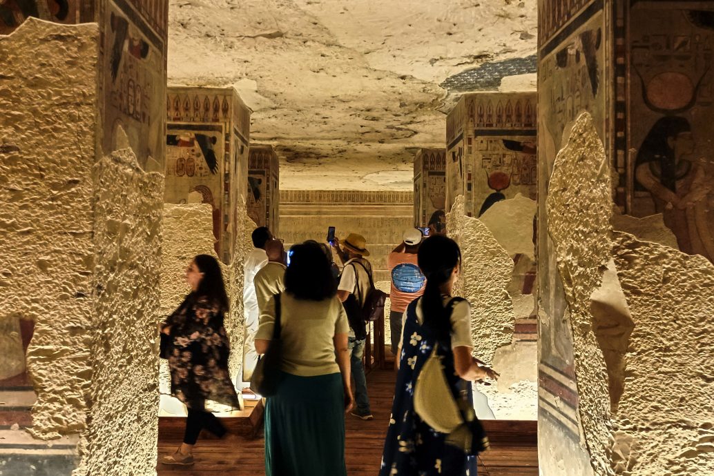 拚盘)埃及帝王谷最大陵墓之一 安门荷特普三世墓修复开放