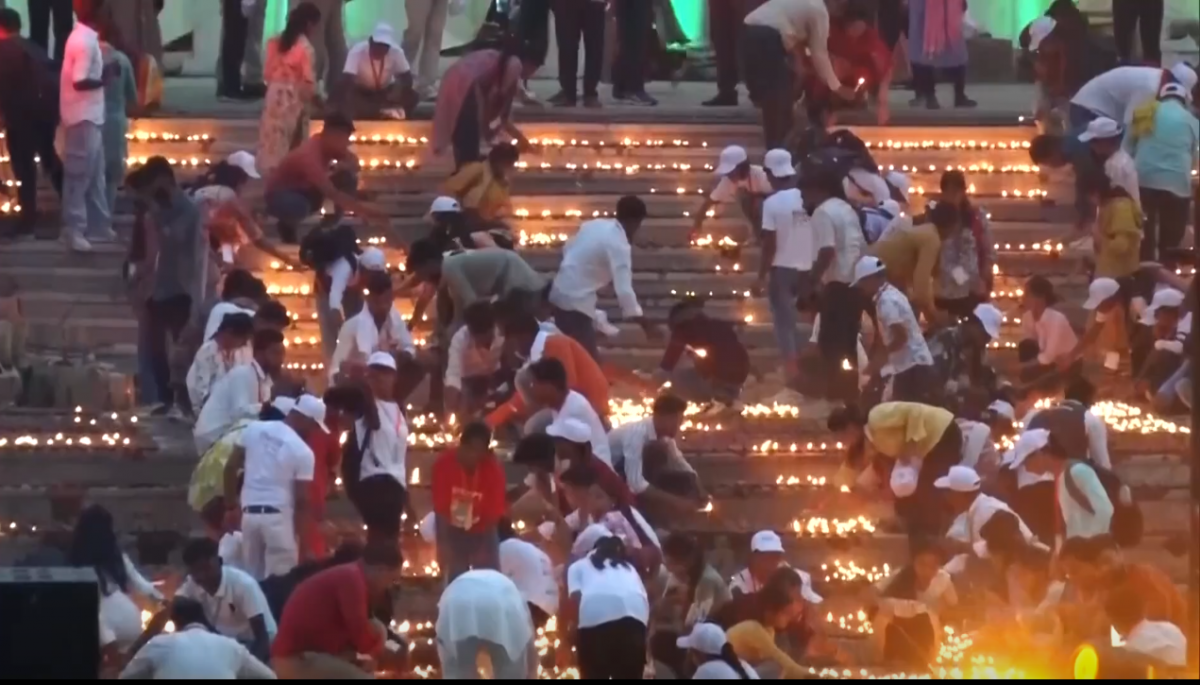 拼盘 印度排灯节点逾260万盏油灯创健力士纪录